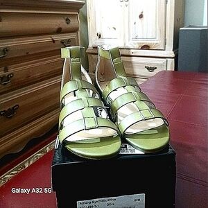 MASSEYS OLIVE GREEN STRAPPY SANDALS-(NWOT)